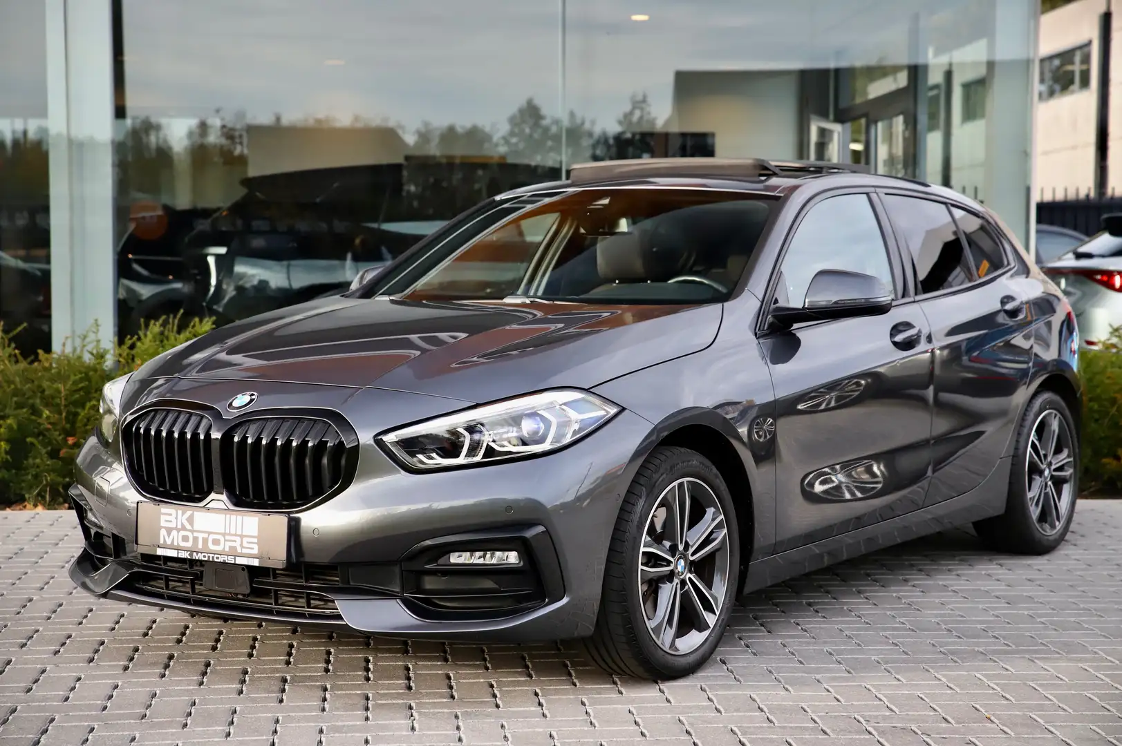 BMW 118 i Aut. Sport Line -PANO-TREKHAAK-LEDER-H&K-CAMERA Grijs - 2