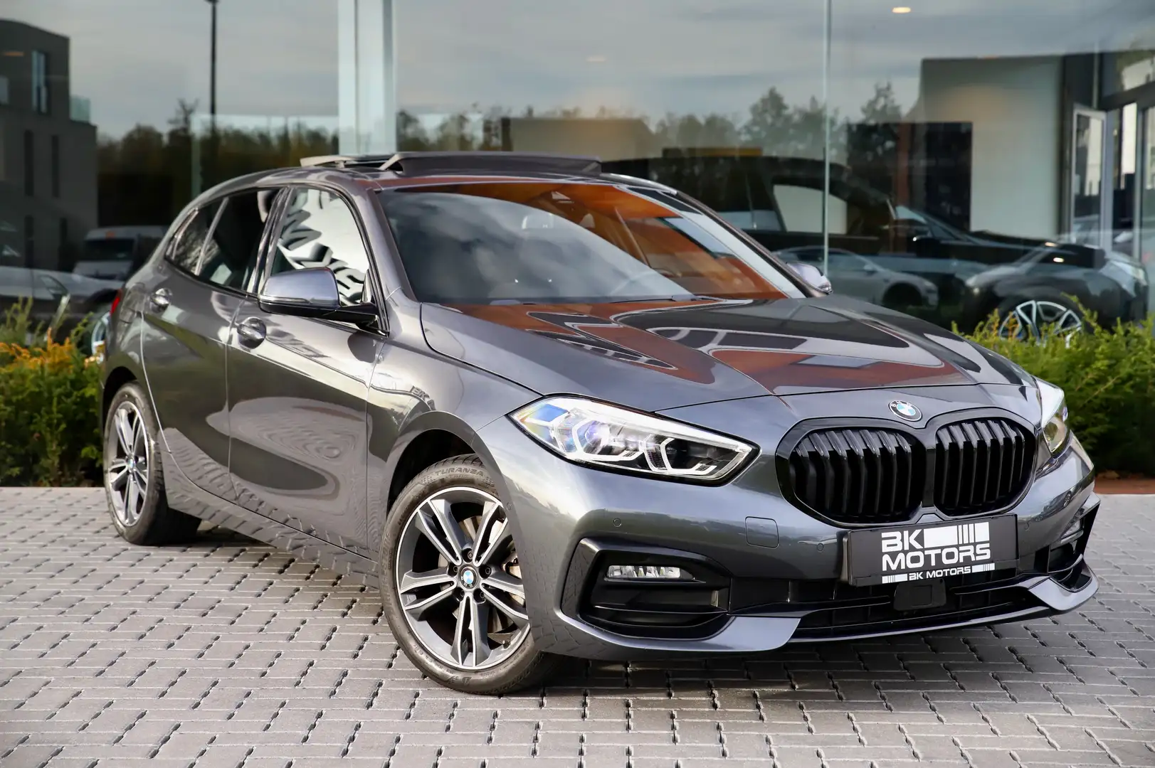 BMW 118 i Aut. Sport Line -PANO-TREKHAAK-LEDER-H&K-CAMERA Grijs - 1