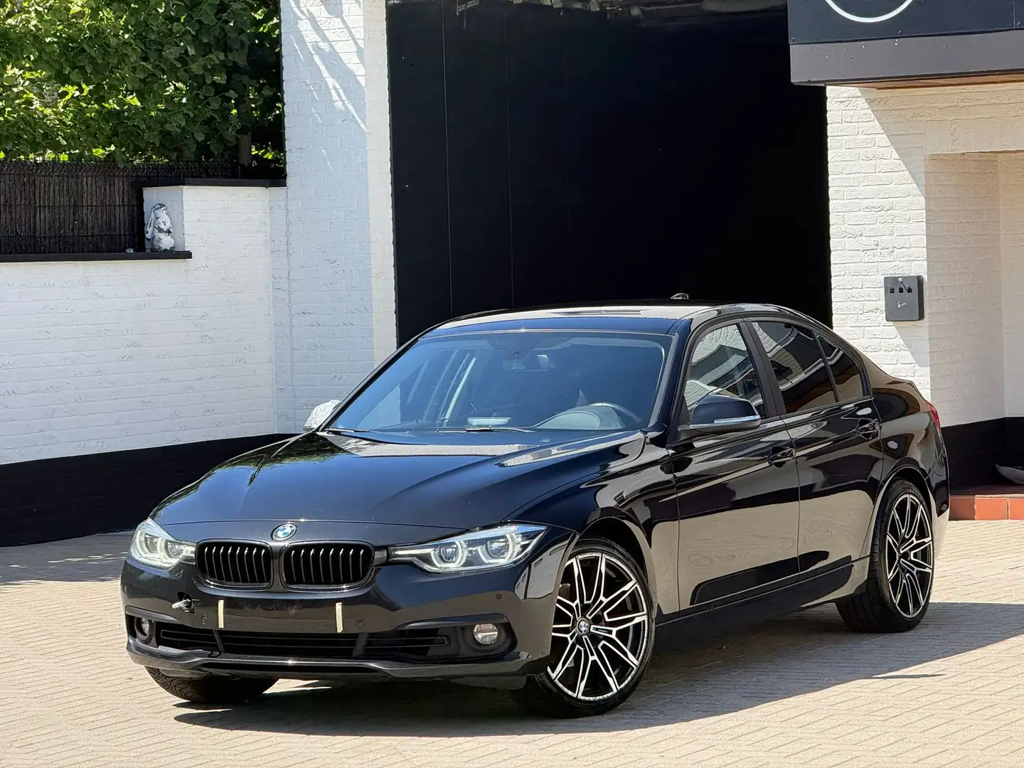 BMW 318 318I  MOTOR VERBRUIKT VEEL OLIE EN DE AUTO ROOKT Zwart - 1