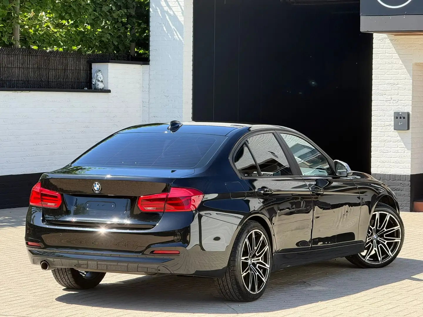 BMW 318 318I  MOTOR VERBRUIKT VEEL OLIE EN DE AUTO ROOKT Zwart - 2