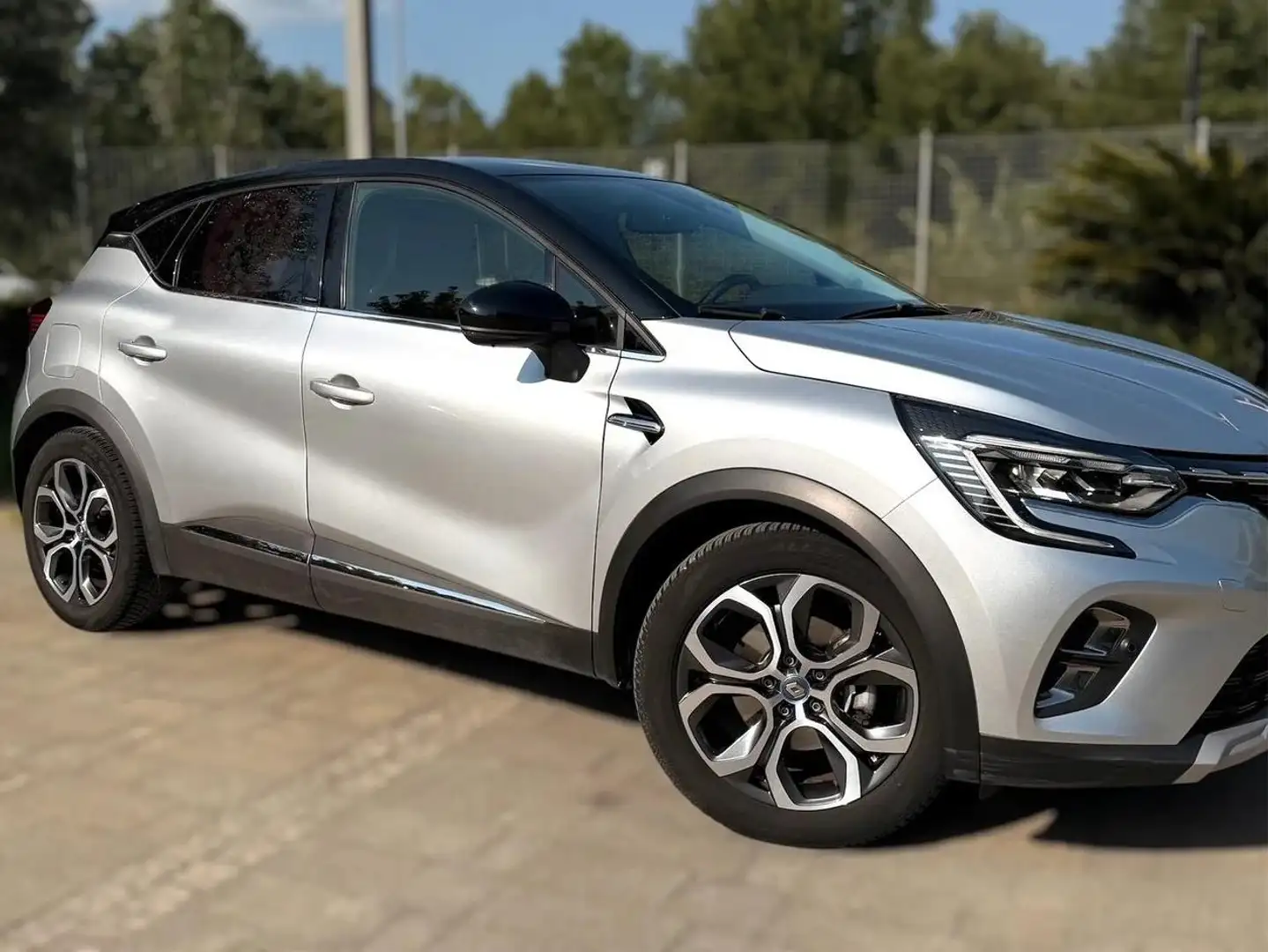 Renault Captur 1.6 E-Tech hybrid Intens 145cv auto 2021 Argento - 2