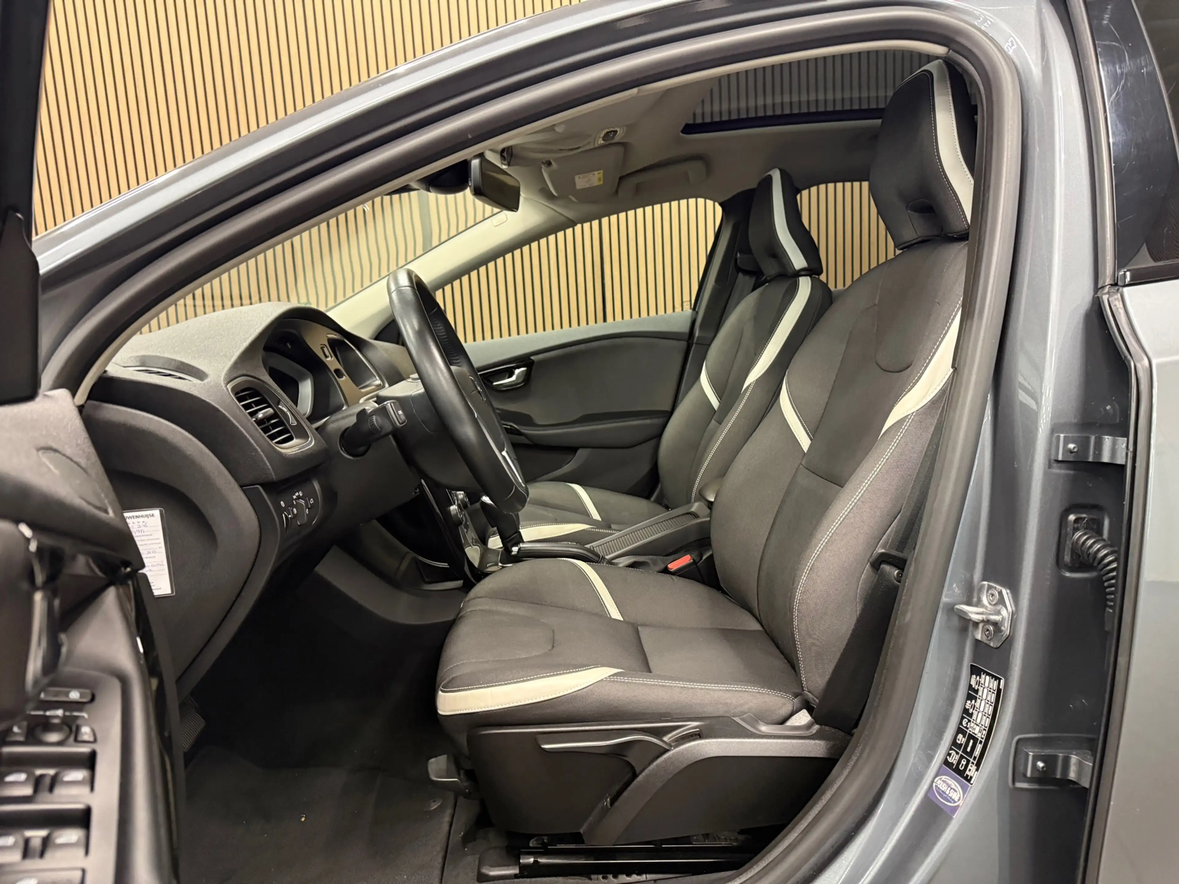 Volvo V40 1.5 T3 Dynamic Edition * Automaat / Panoramadak / — photo 11