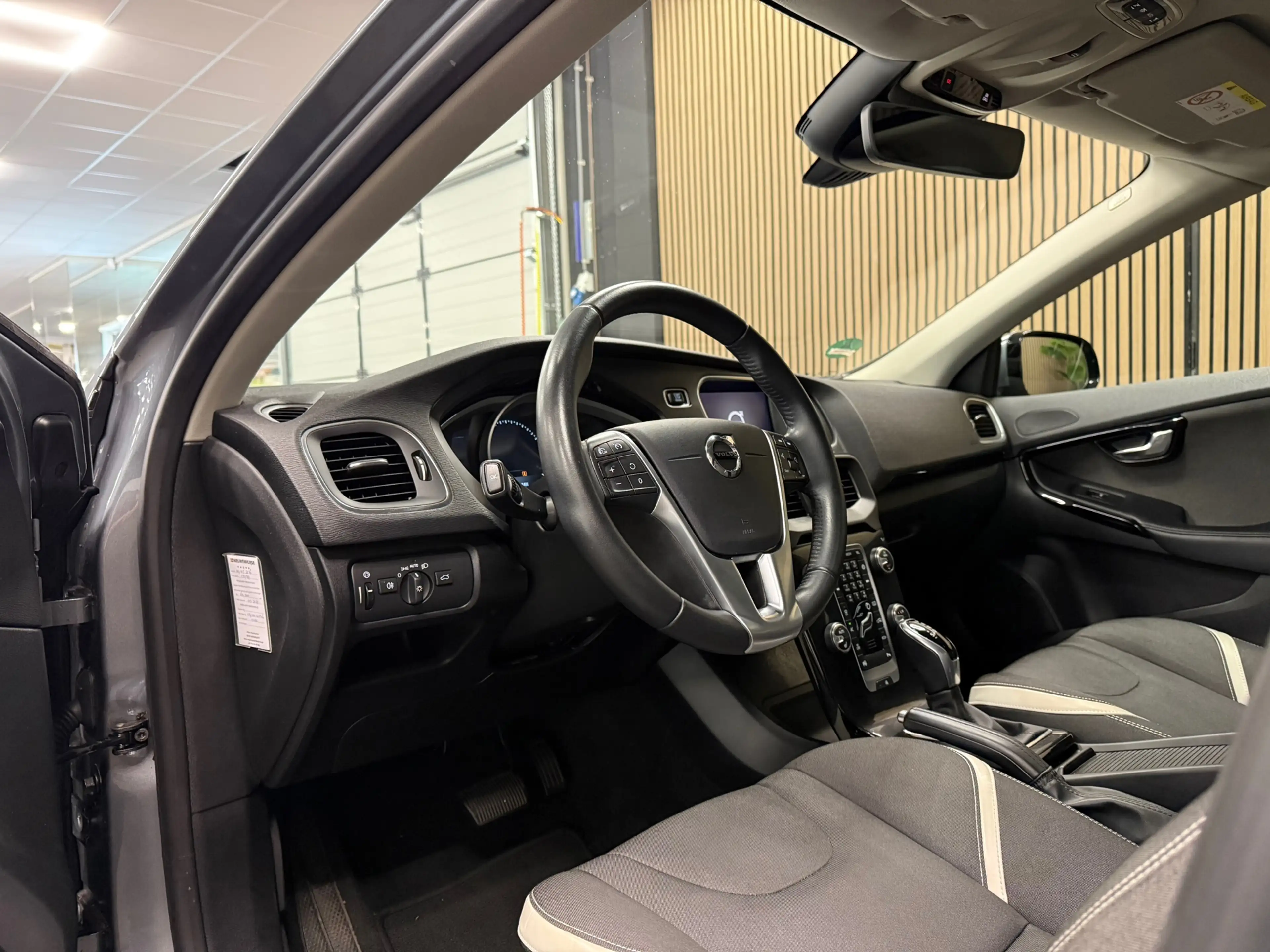Volvo V40 1.5 T3 Dynamic Edition * Automaat / Panoramadak / — photo 12