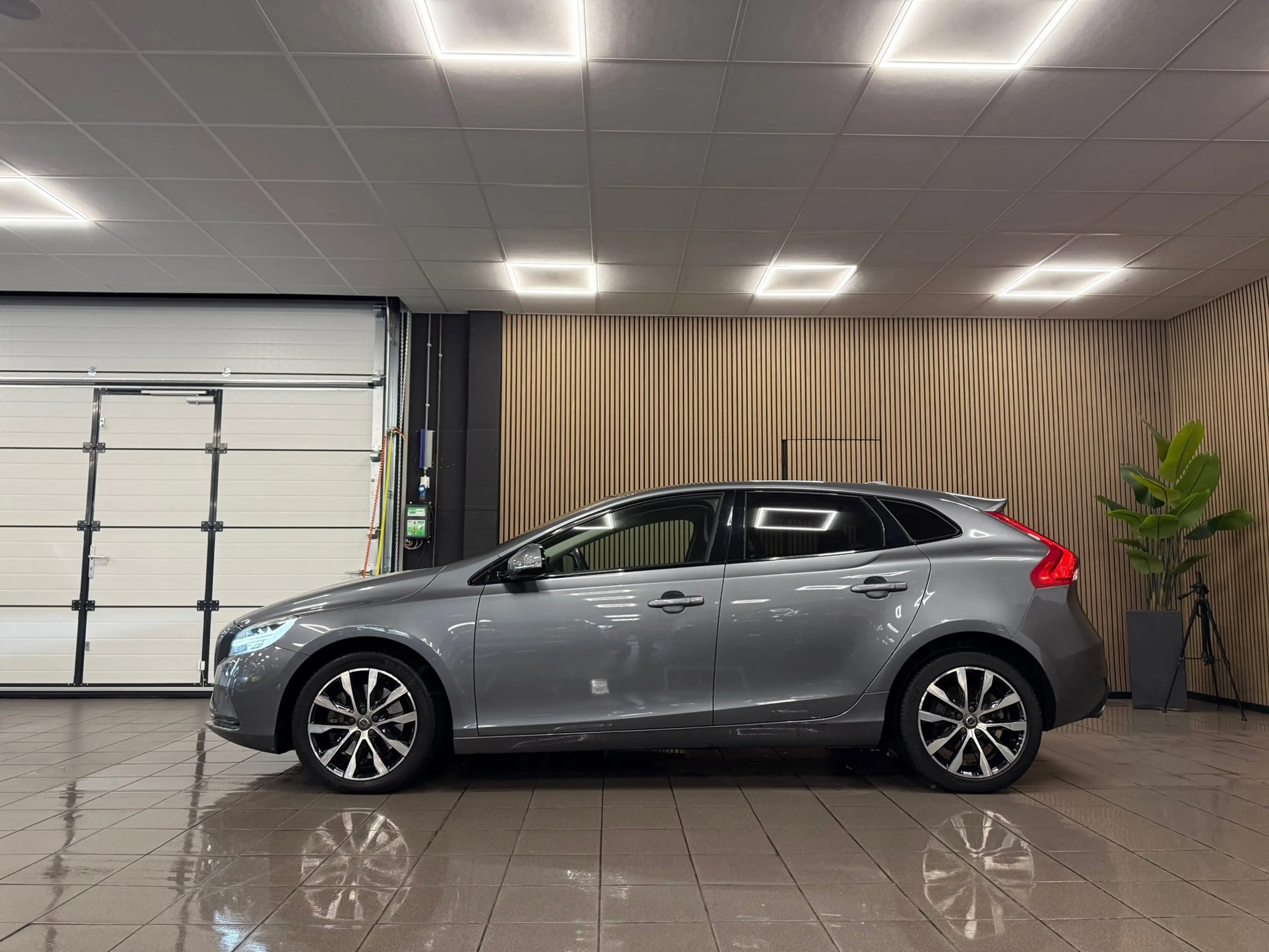 Volvo V40 1.5 T3 Dynamic Edition * Automaat / Panoramadak / — photo 2