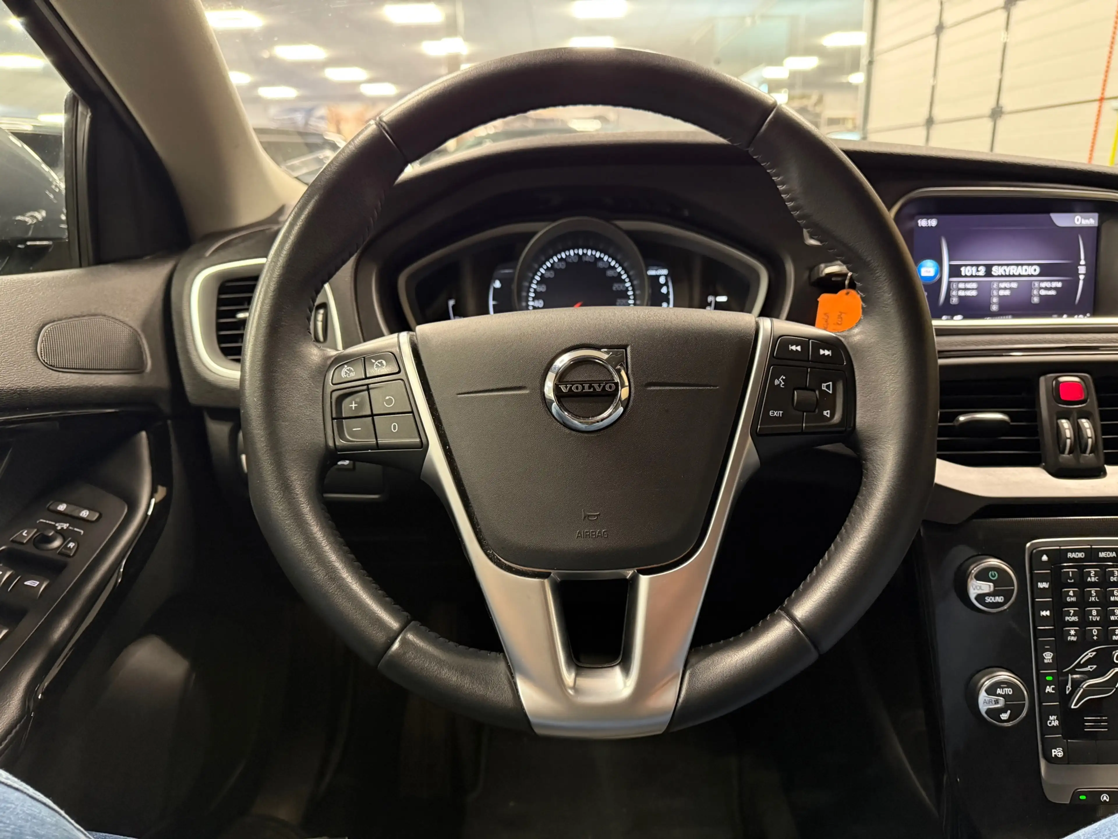 Volvo V40 1.5 T3 Dynamic Edition * Automaat / Panoramadak / — photo 13