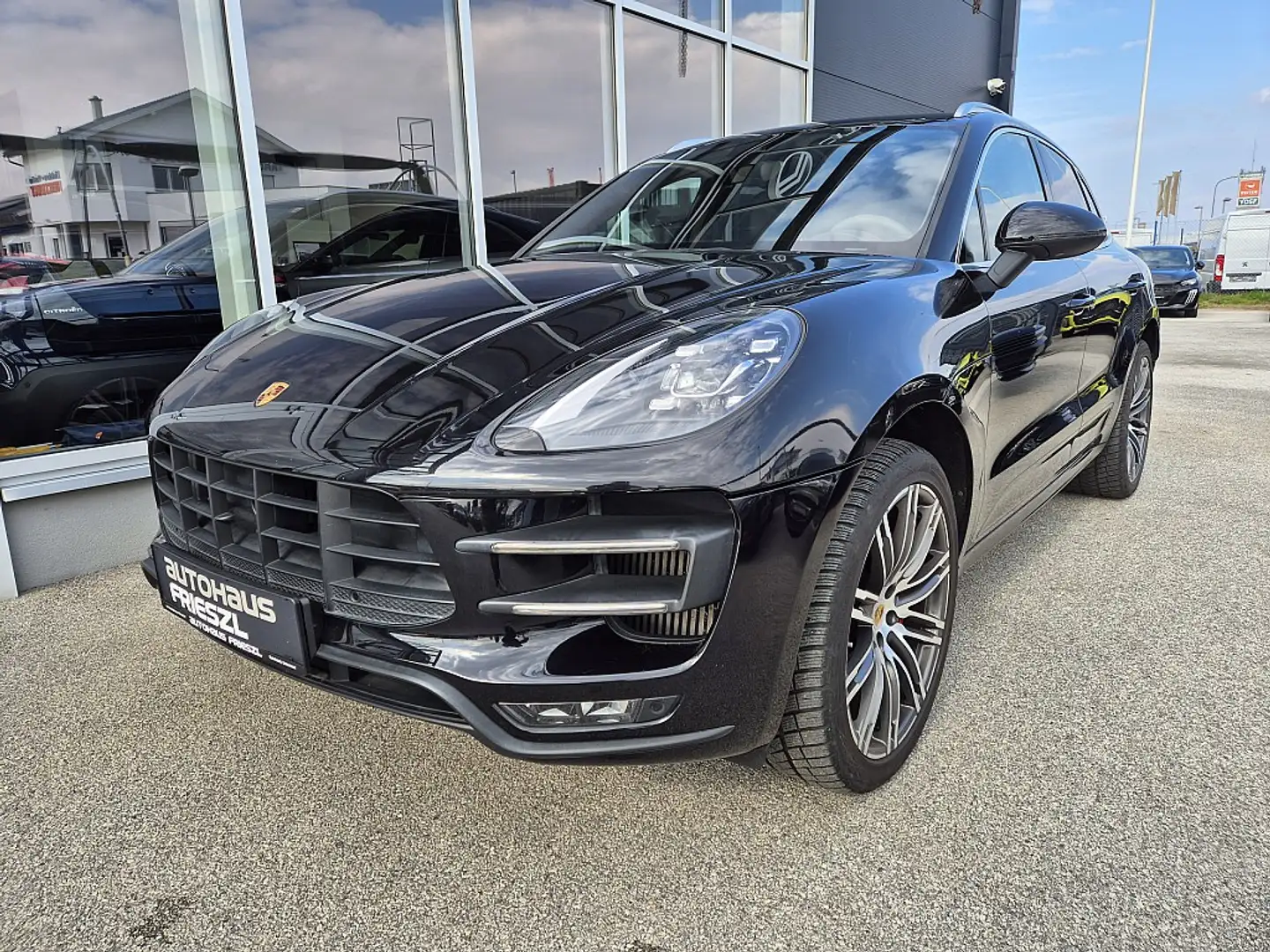 Porsche Macan Turbo 3,6 DSG Schwarz - 1