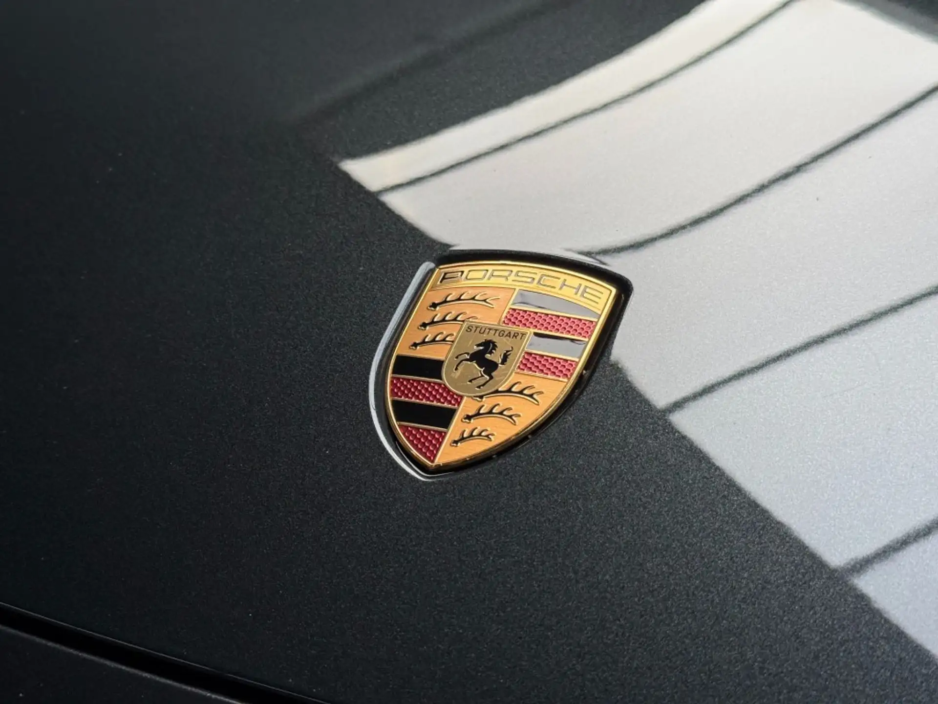 Porsche Macan 4 Electric 2025 건메탈 사진 5