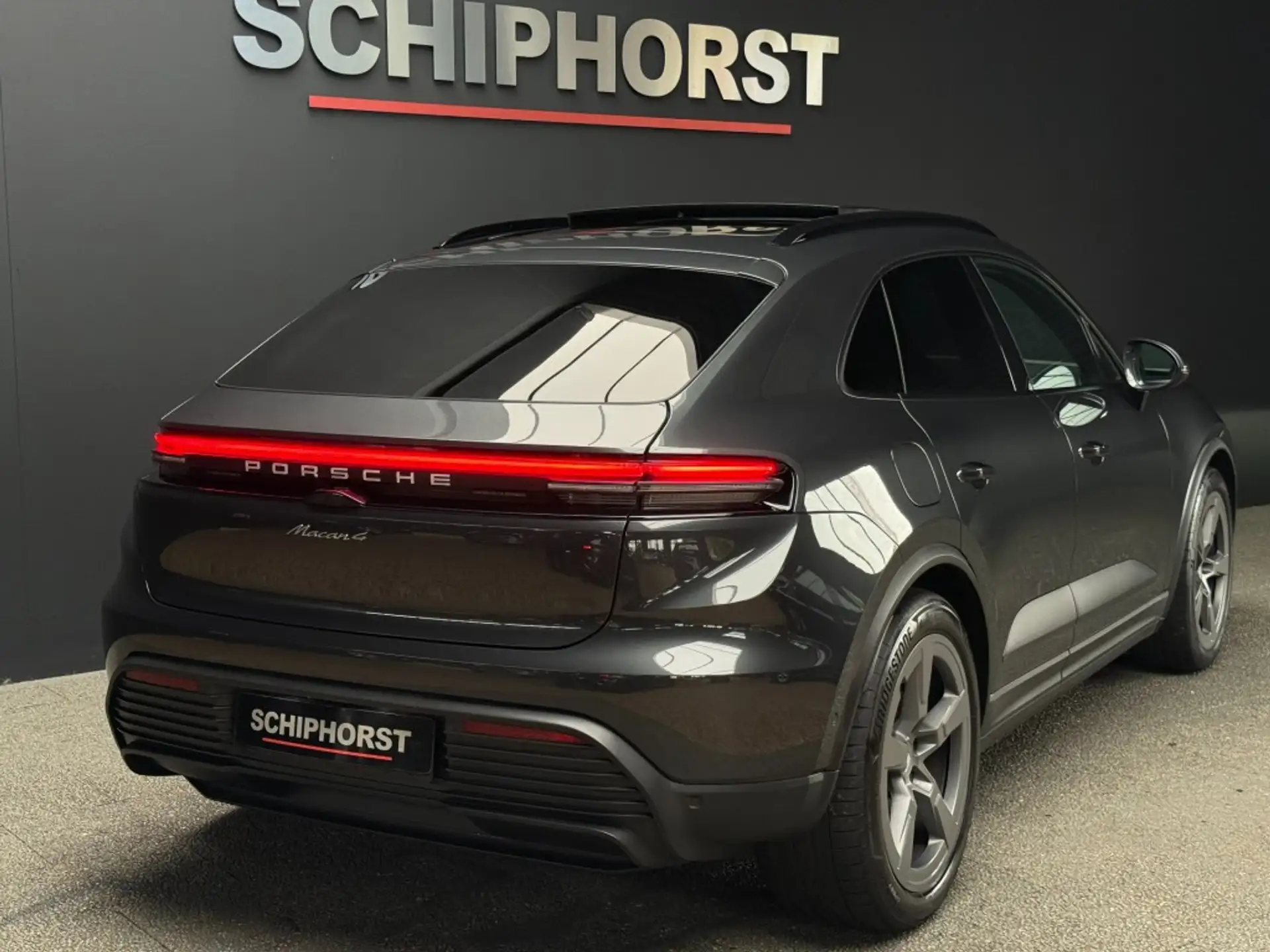 Porsche Macan 4 Electric 2025 건메탈 사진 3