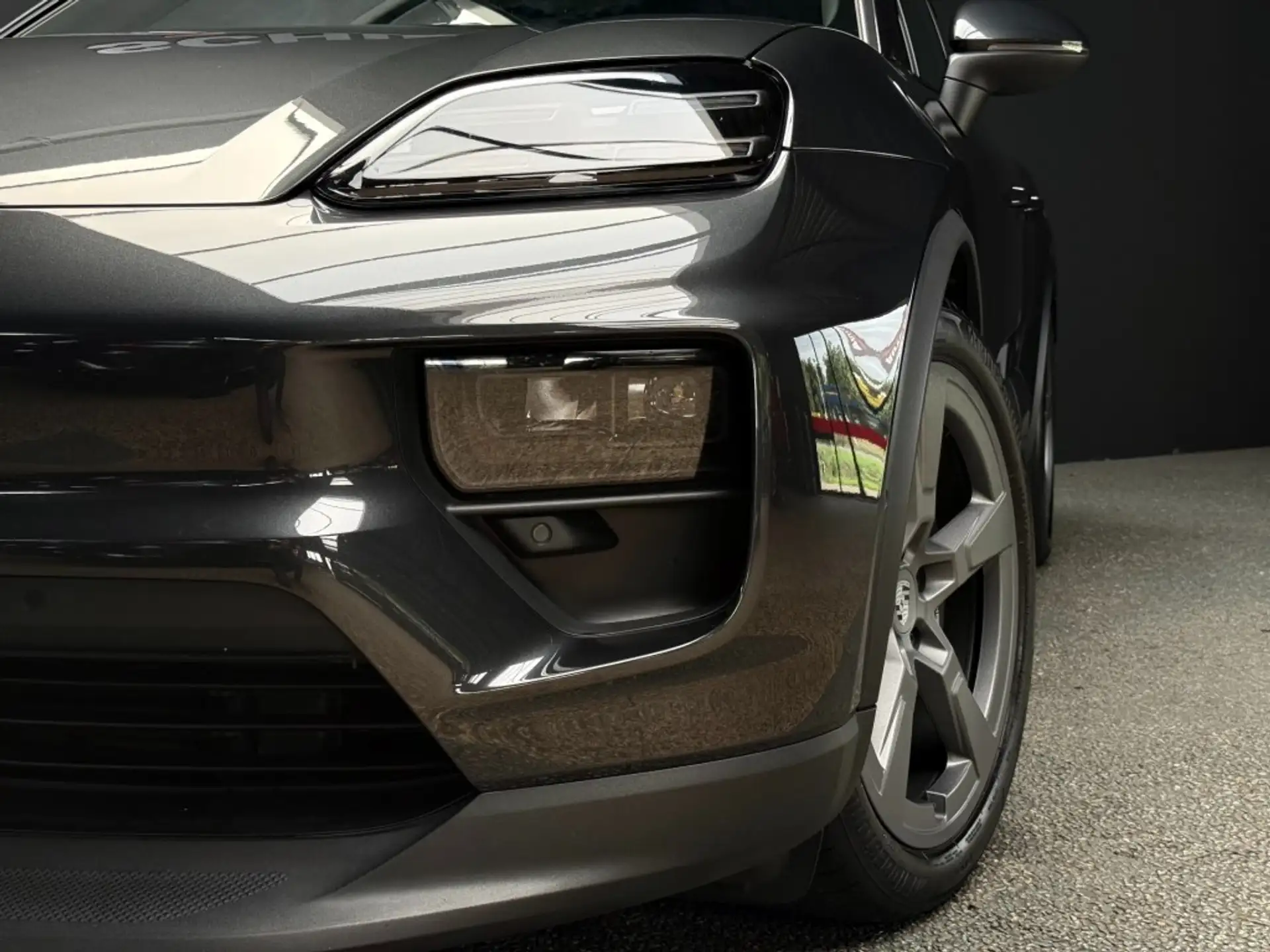Porsche Macan 4 Electric 2025 건메탈 사진 6