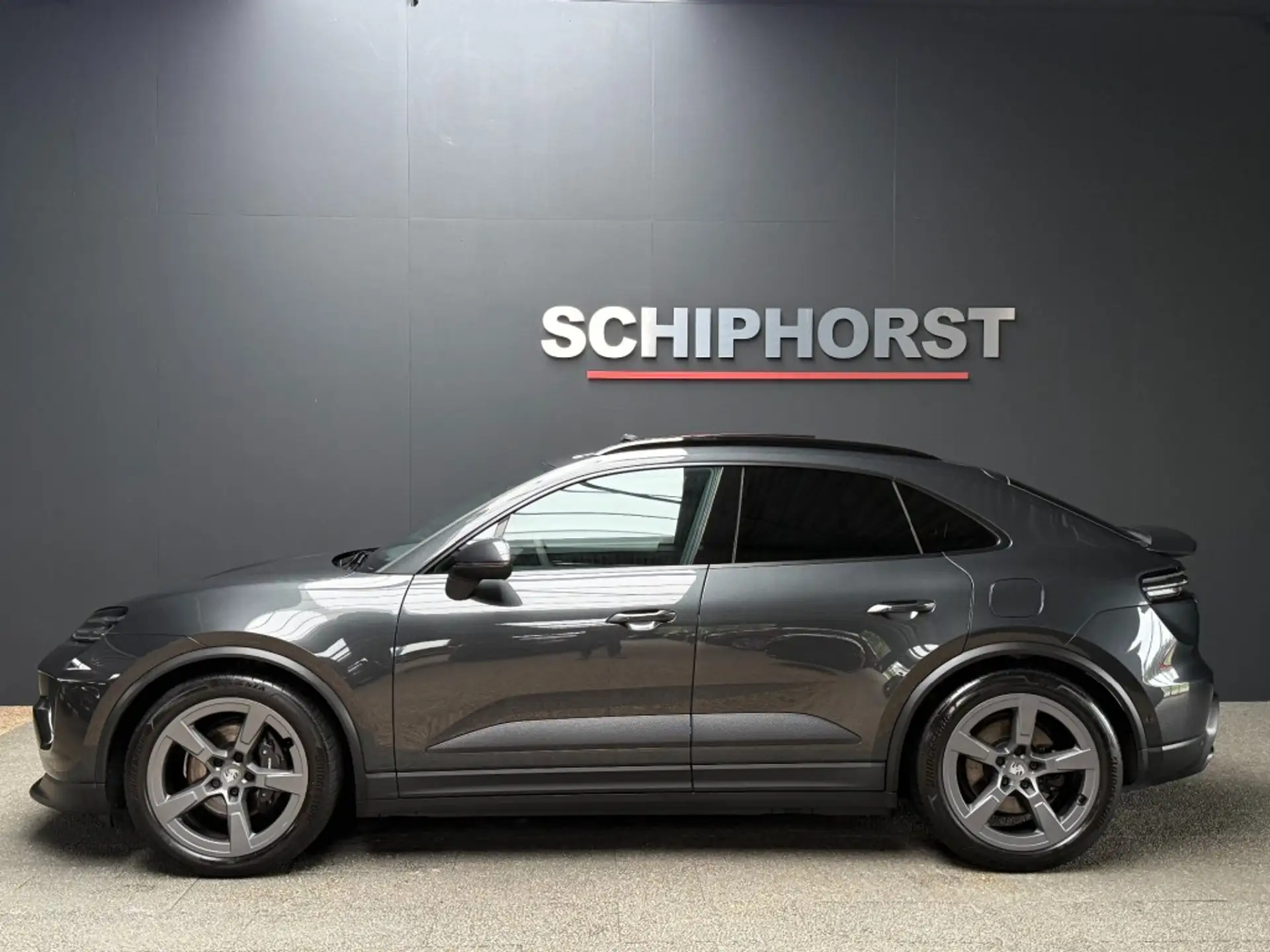 Porsche Macan 4 Electric 2025 건메탈 사진 2