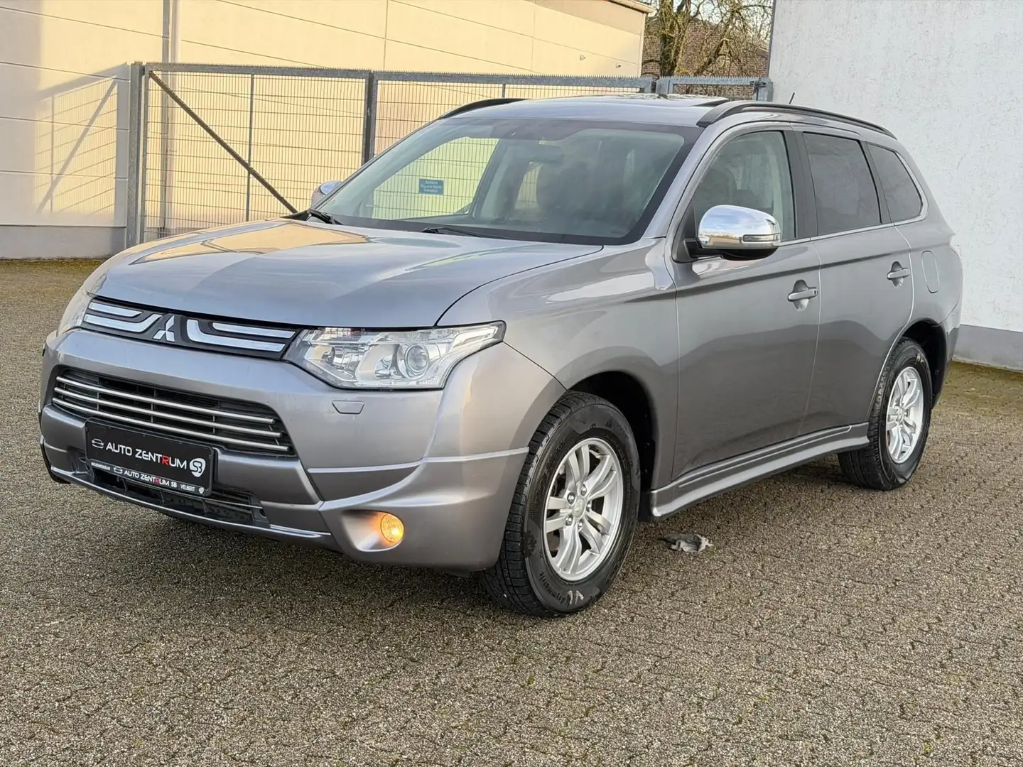 Mitsubishi Outlander Instyle 4WD*7 SITZE*PANO*KAMERA*SHZ Grau - 2