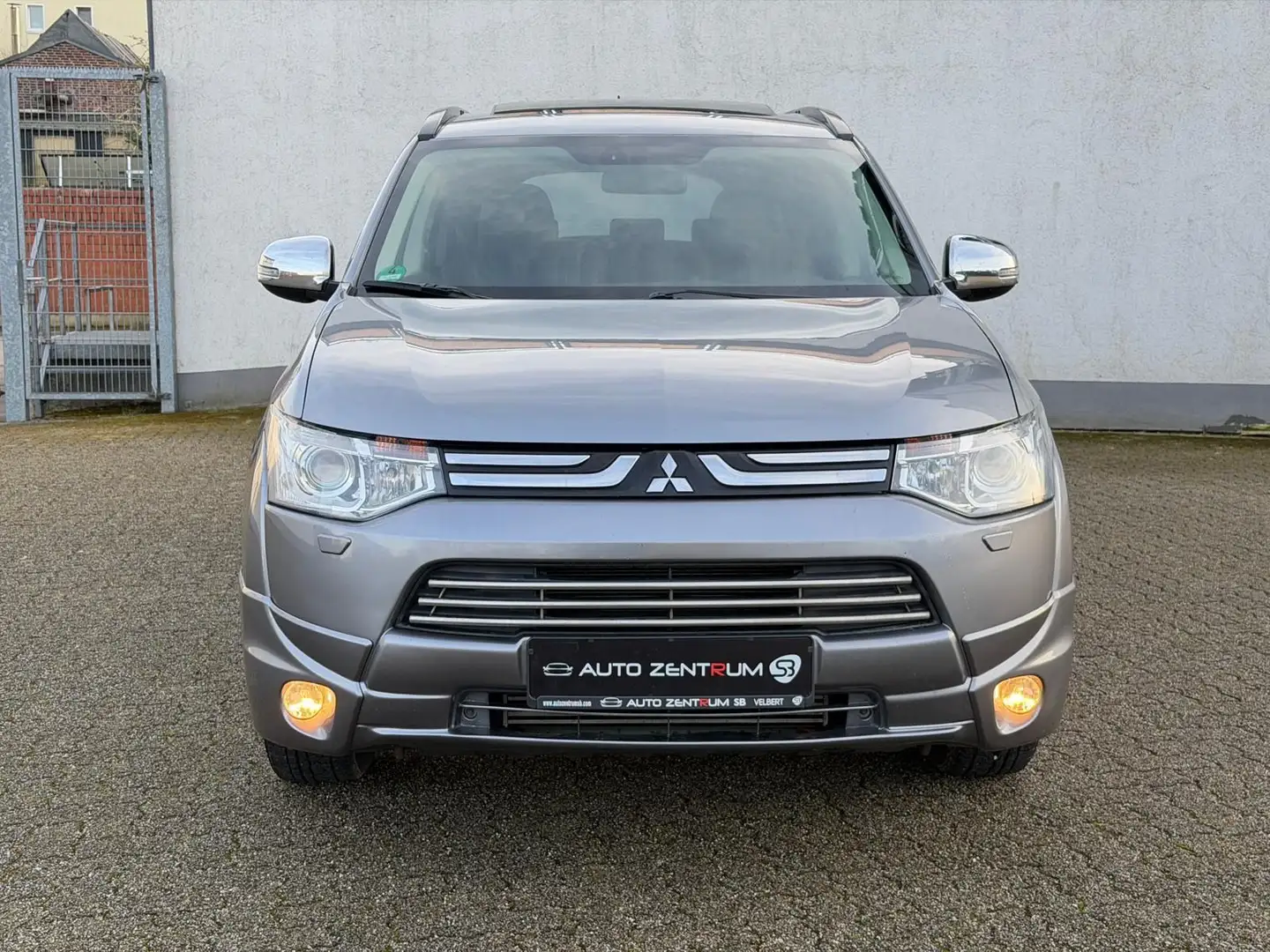 Mitsubishi Outlander Instyle 4WD*7 SITZE*PANO*KAMERA*SHZ Grau - 1