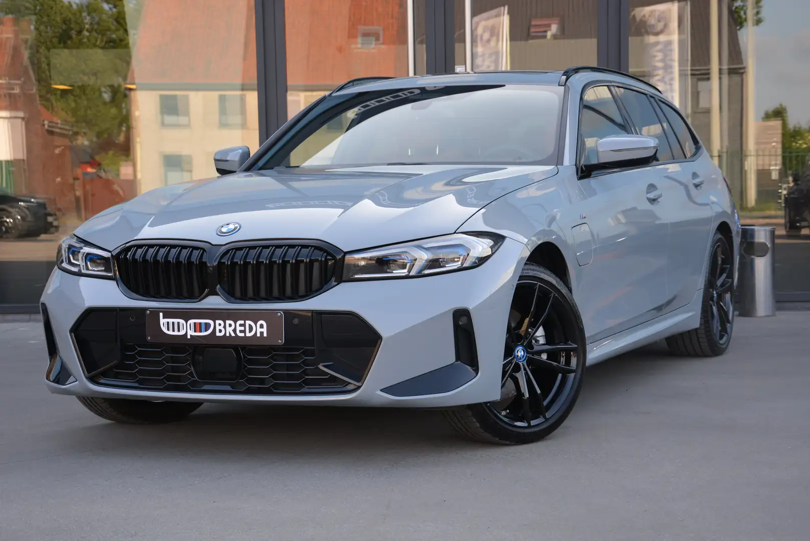BMW 330 e xDrive Touring M-Sport/360°/HUD/Leder/Pano/19 Grijs - 2