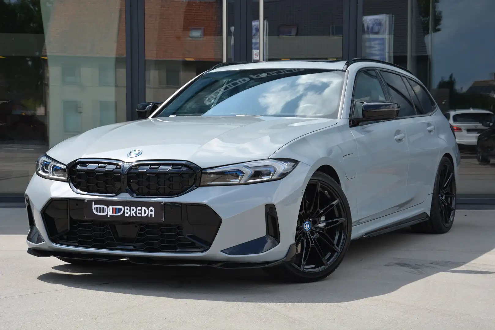 BMW 330 e xDrive Touring M-Performance/Pano/ACC/Trekhaak Grau - 2