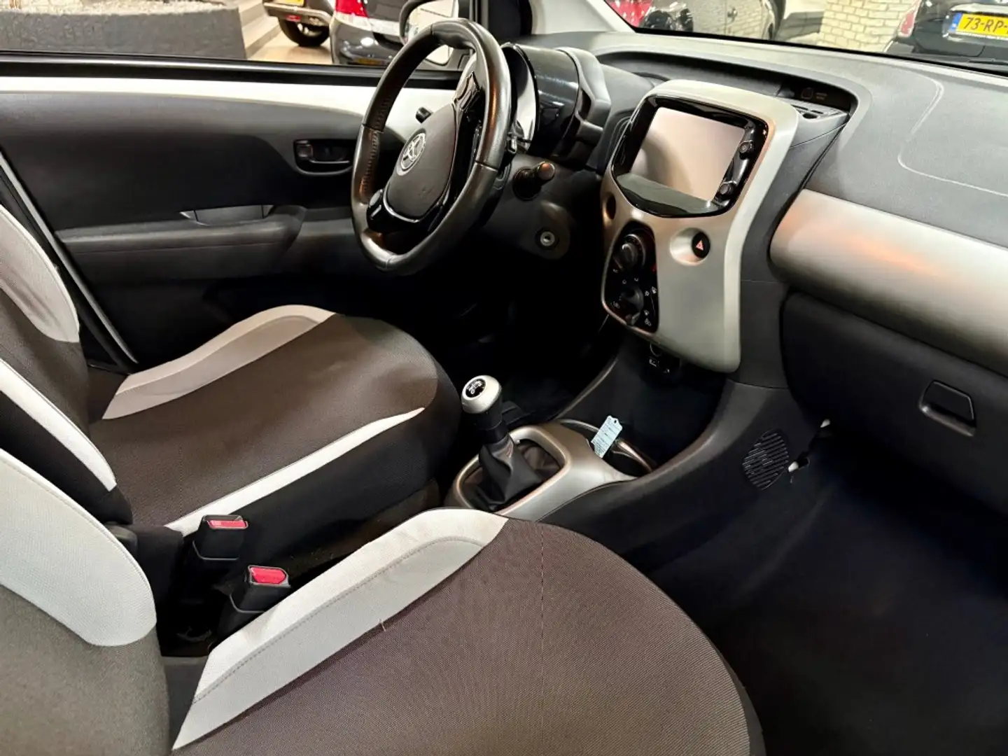 Toyota Aygo 1.0 VVT-I X-PLAY Multimedia USB Airco Parkeer Came Wit - 2