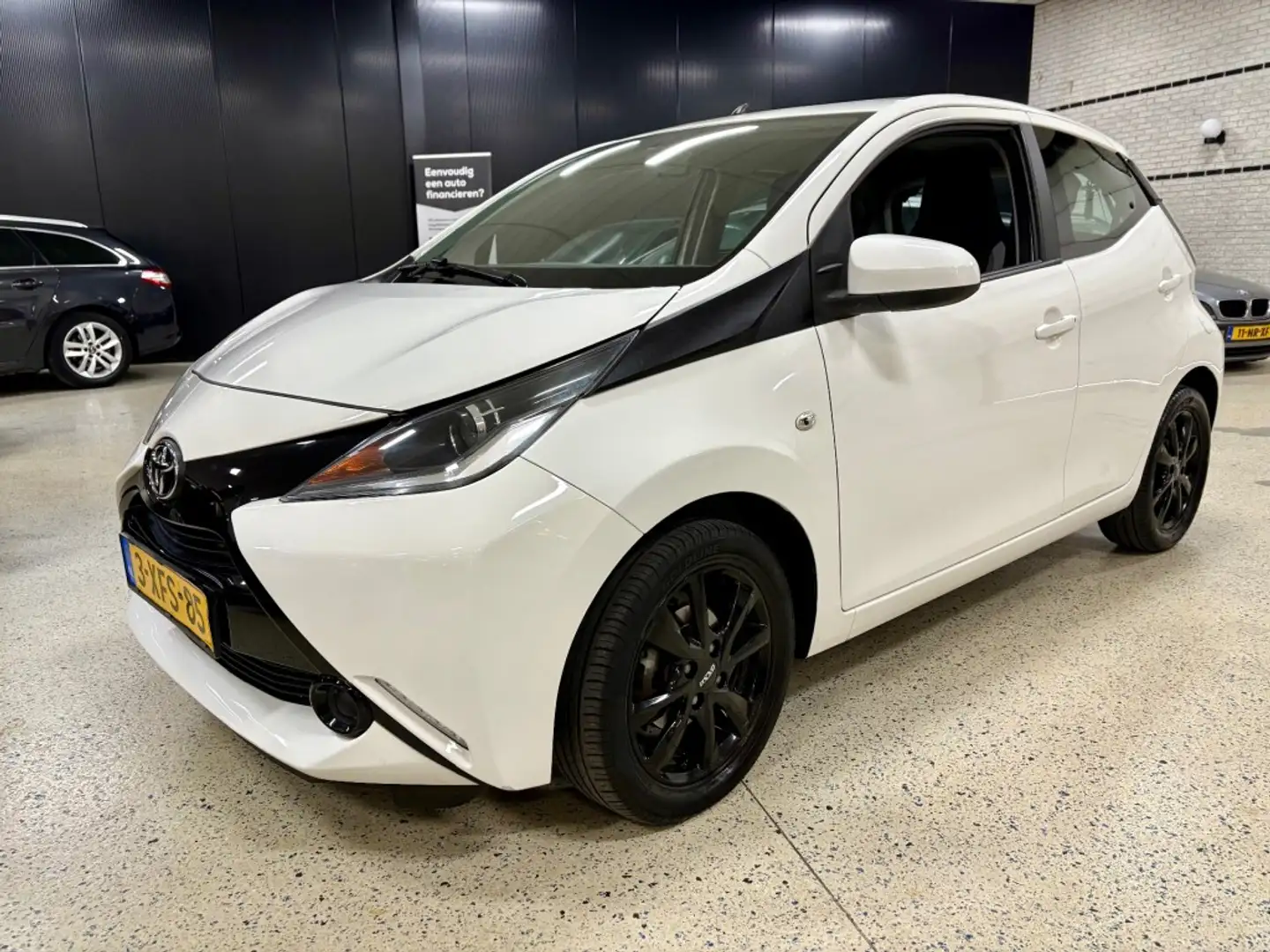 Toyota Aygo 1.0 VVT-I X-PLAY Multimedia USB Airco Parkeer Came Wit - 1