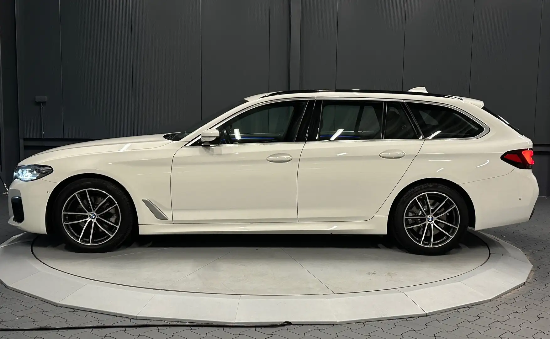 BMW 520 d touring xDrive M-Sport*Park-Assist*AHK*LED*Busin Bílá - 2