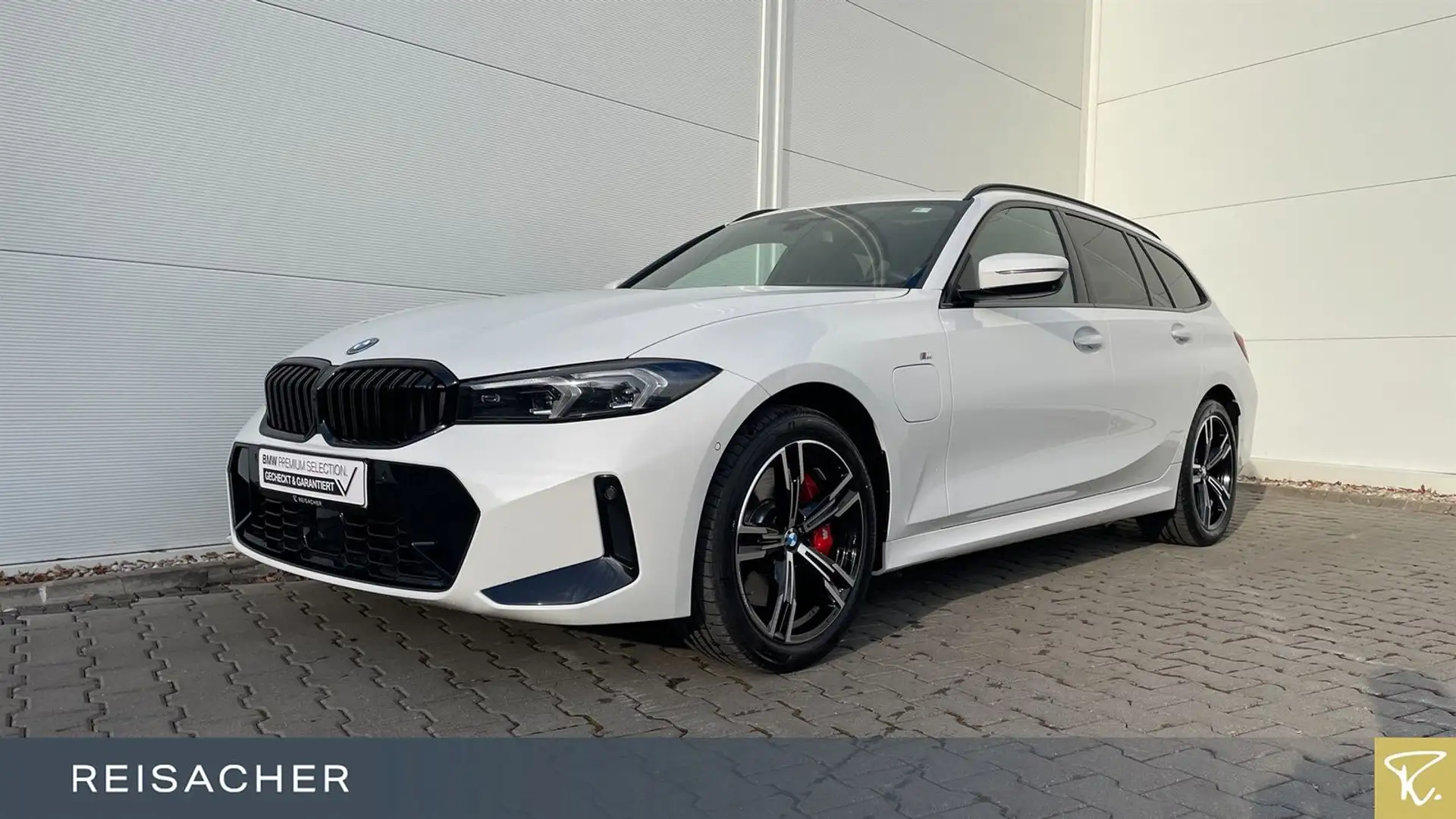 BMW 330 e xDrive Tou M Sport PRO,DAPro.,AHK,Pano Weiß - 1
