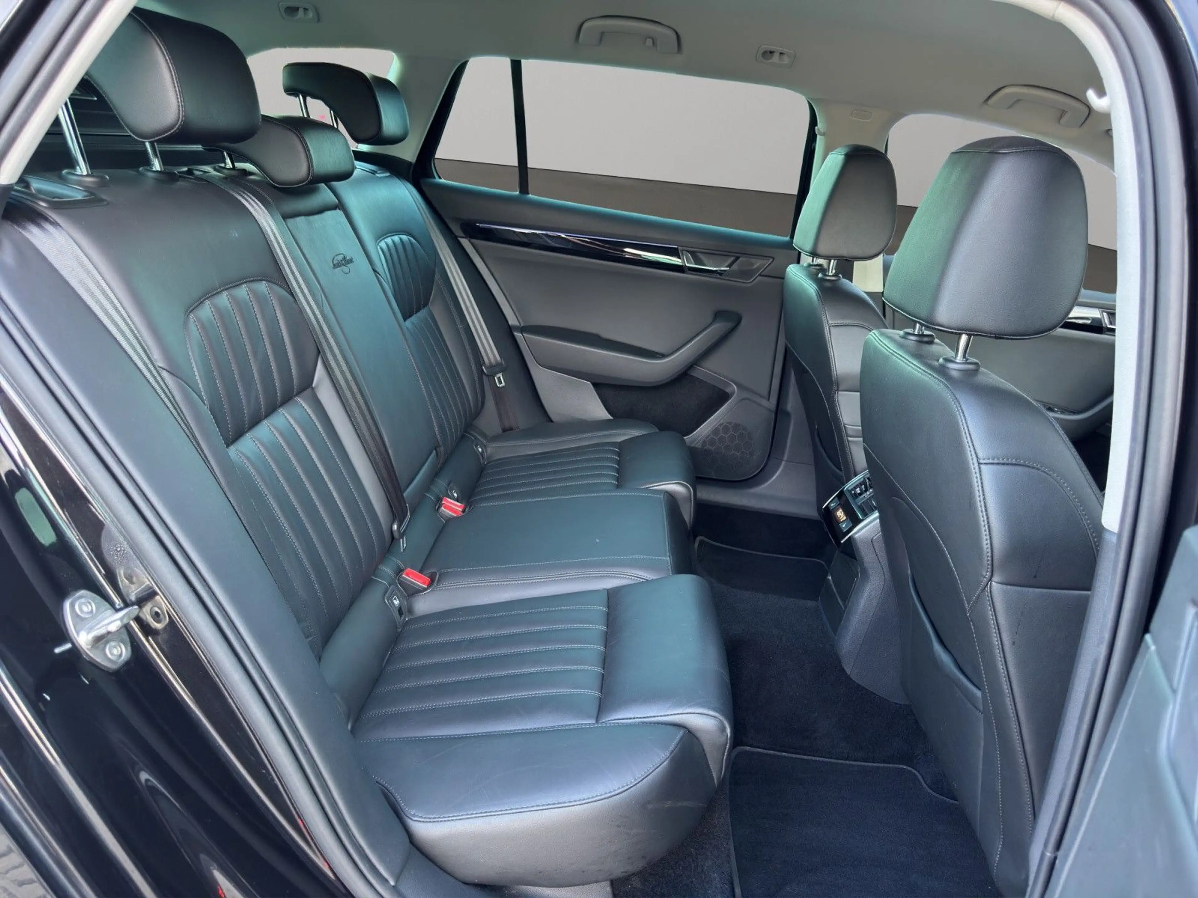 Skoda Superb Combi L&K*Xenon*AHK*Navi*1.Hand* — photo 12