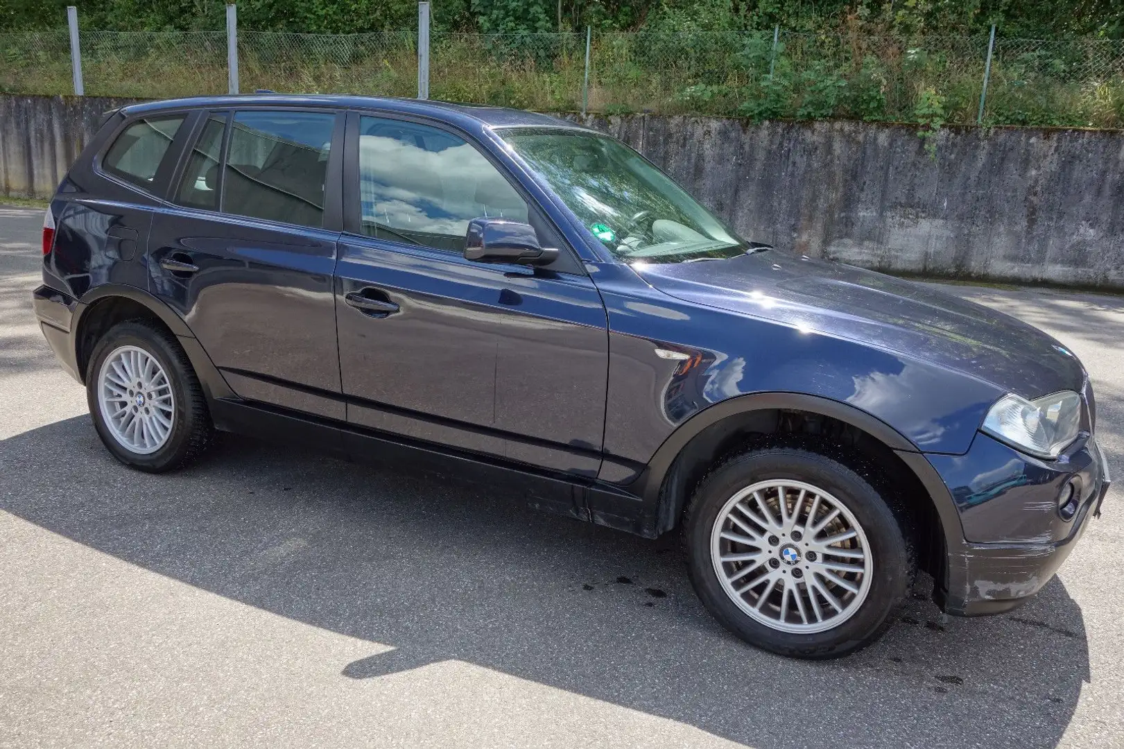 BMW X3 2.0d Allrad Klima/17-Zoll/Panorama/6-Gang Albastru - 2
