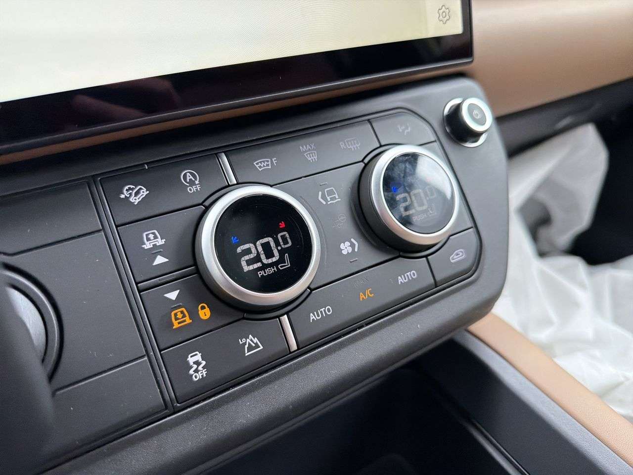 2026 Land Rover Defender 110 P300 S thumb 16