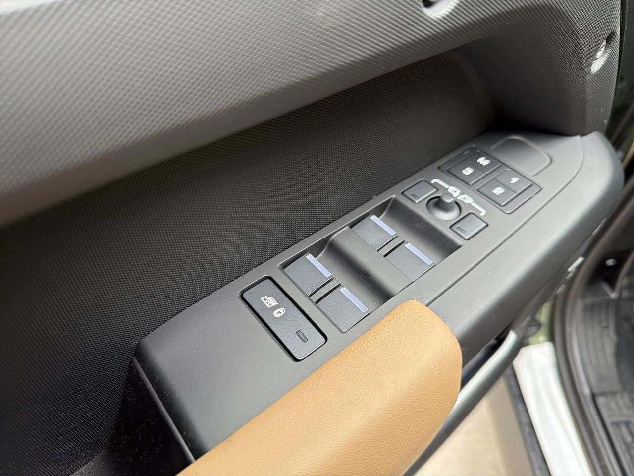2026 Land Rover Defender 110 P300 S thumb 10