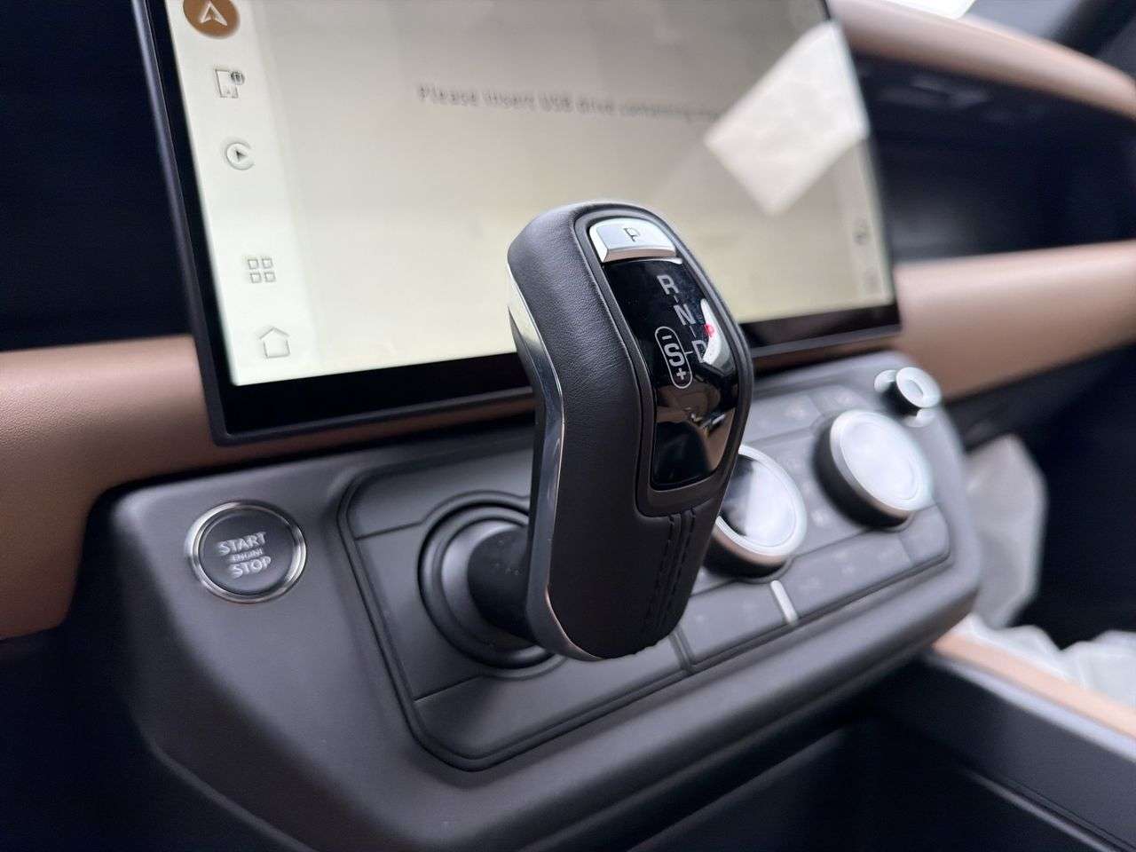 2026 Land Rover Defender 110 P300 S thumb 17