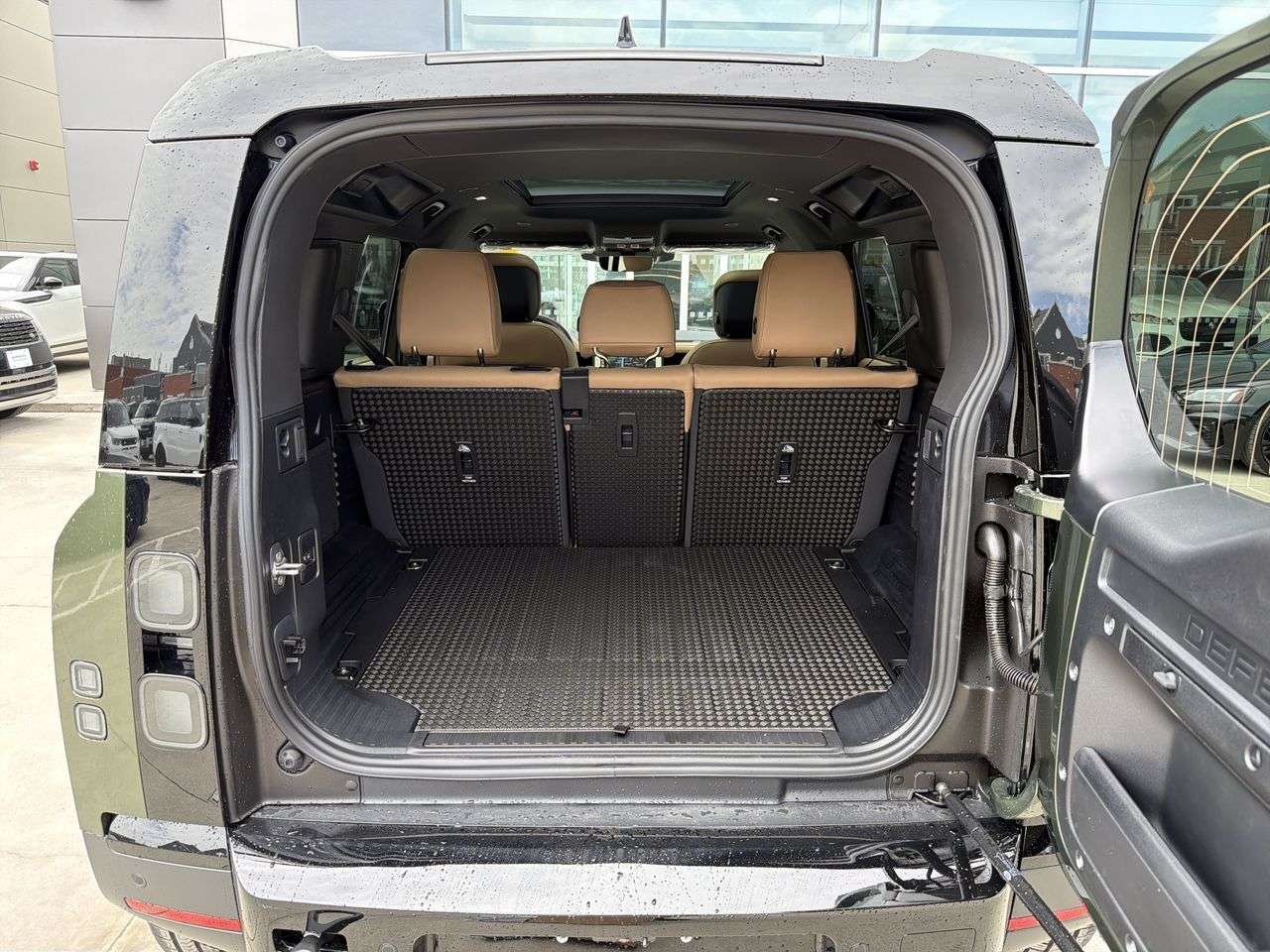 2026 Land Rover Defender 110 P300 S thumb 21