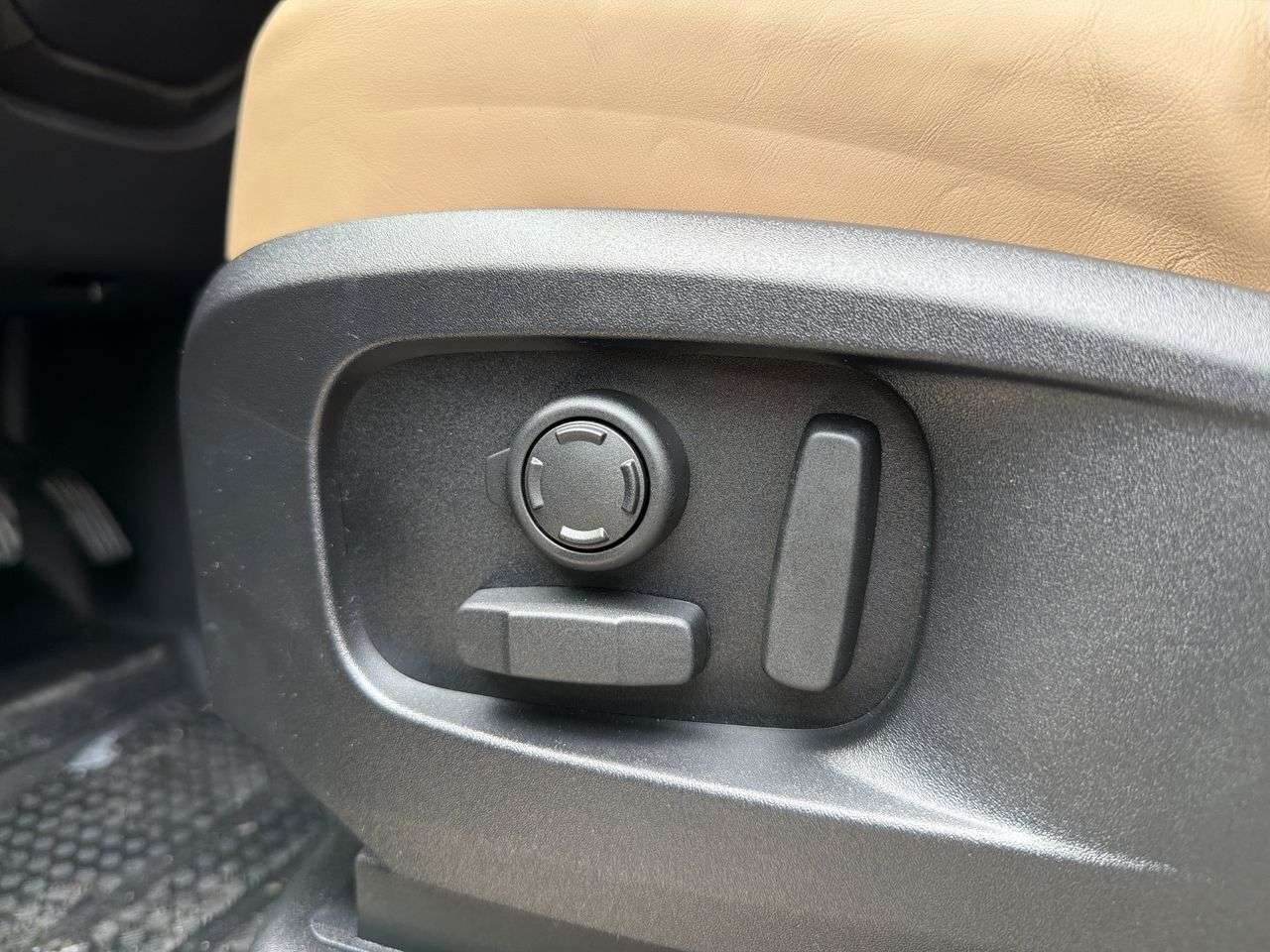 2026 Land Rover Defender 110 P300 S thumb 9