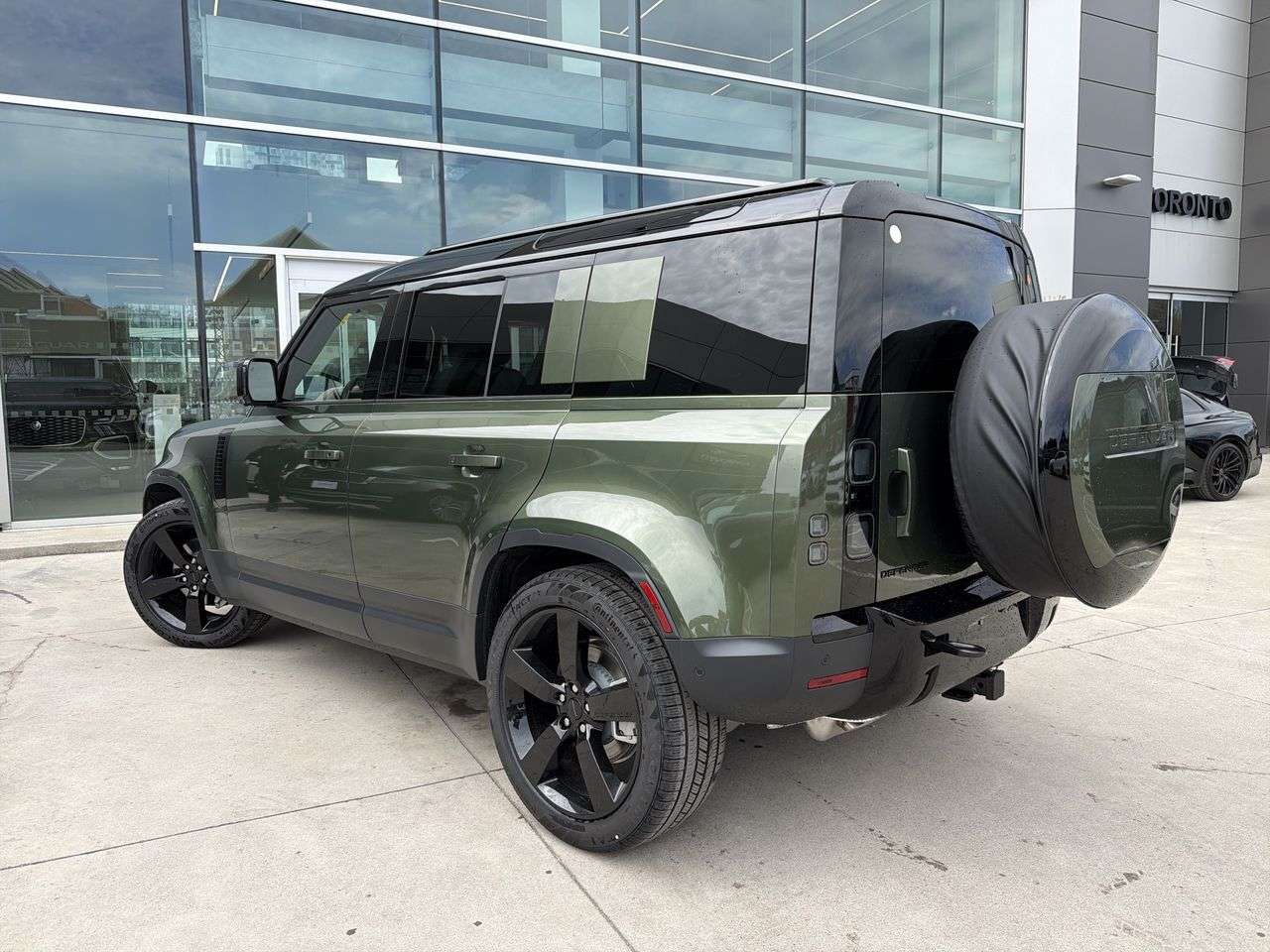 2026 Land Rover Defender 110 P300 S thumb 6