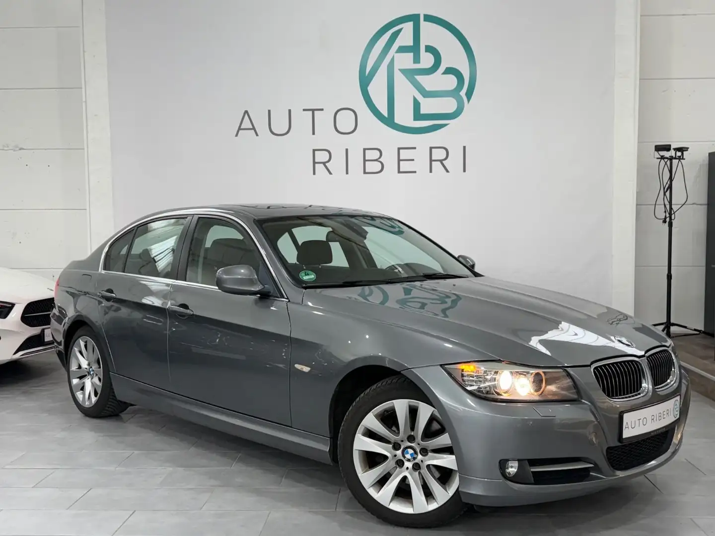 BMW 320 Baureihe 3 Lim. 320d*AHK*Navi*SchiebeDach*Shz Grau - 1