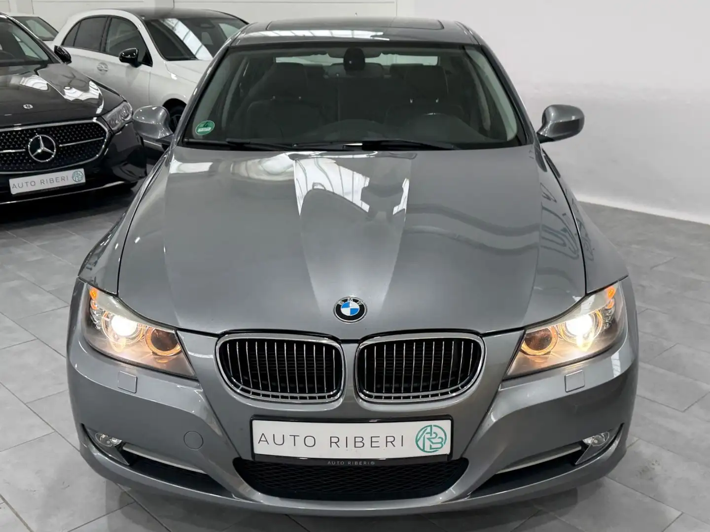 BMW 320 Baureihe 3 Lim. 320d*AHK*Navi*SchiebeDach*Shz Grau - 2