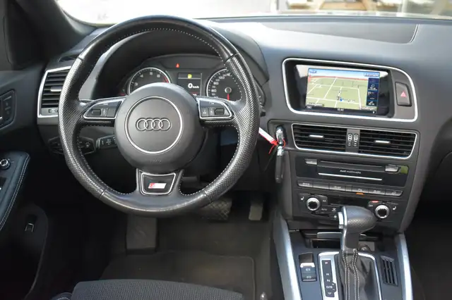 Audi Q5 view 9