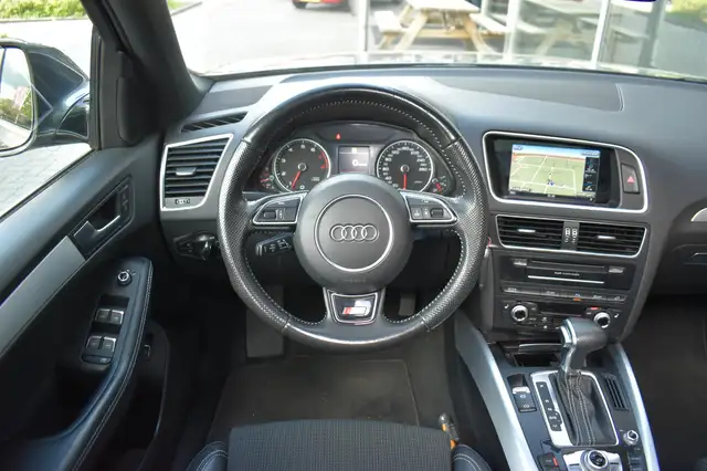 Audi Q5 view 8
