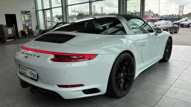 Porsche 911 view 13