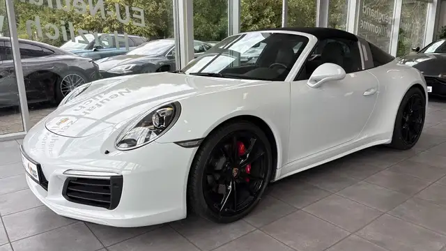 Porsche 911 view 12