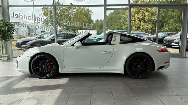 Porsche 911 view 10