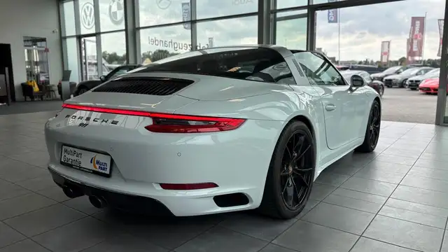 Porsche 911 view 5