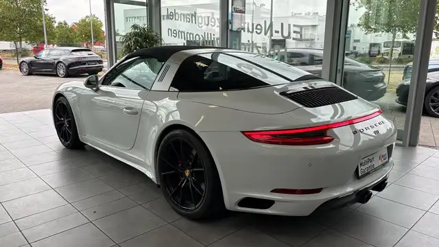 Porsche 911 view 14