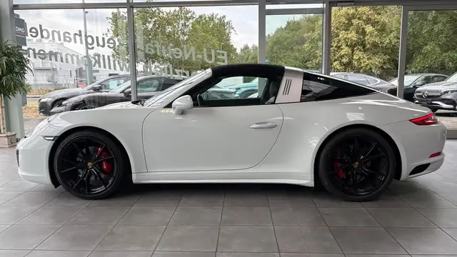 Porsche 911 view 11