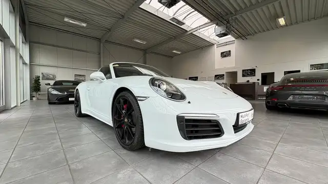 Porsche 911 view 7
