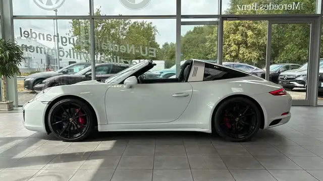 Porsche 911 view 3