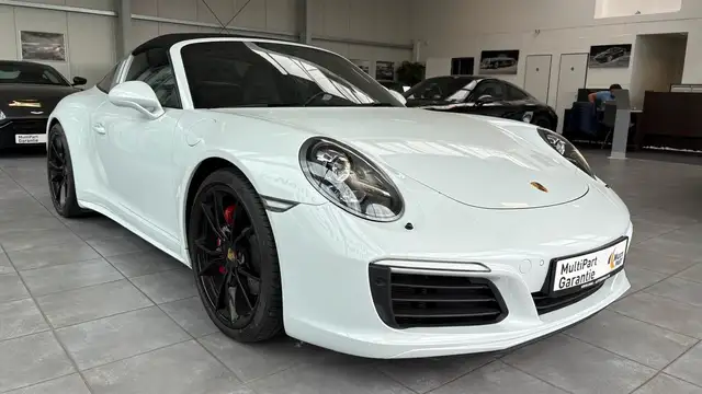 Porsche 911 view 9