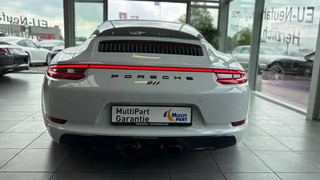 Porsche 911 view 6