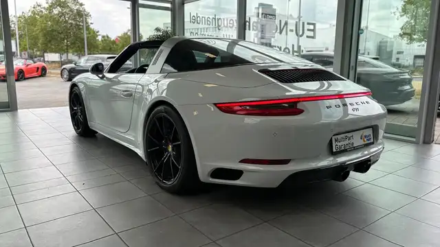 Porsche 911 view 4