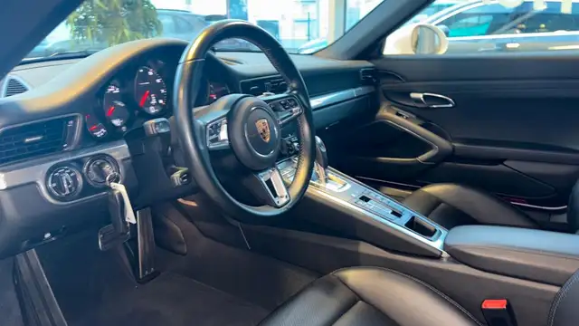 Porsche 911 view 15