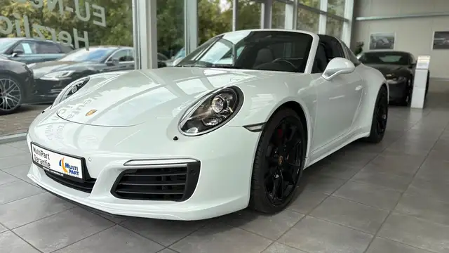 Porsche 911 view 2