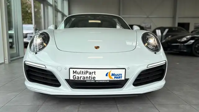 Porsche 911 view 8