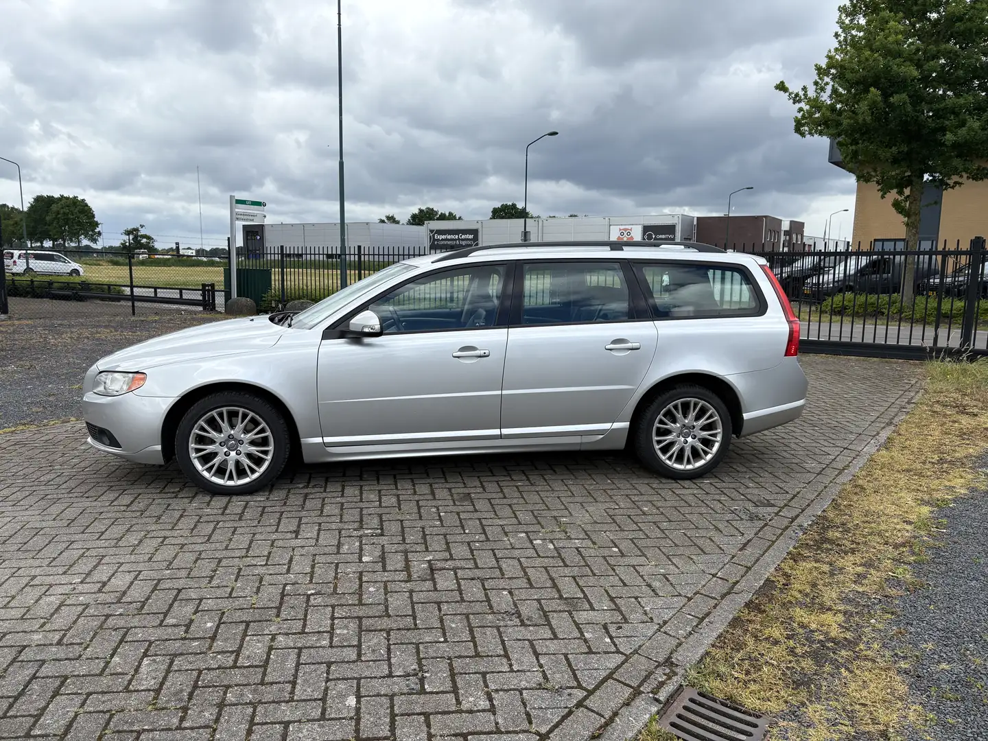 Volvo V70 2.4D Momentum - AUTOMAAT - AIRCO Gris - 2