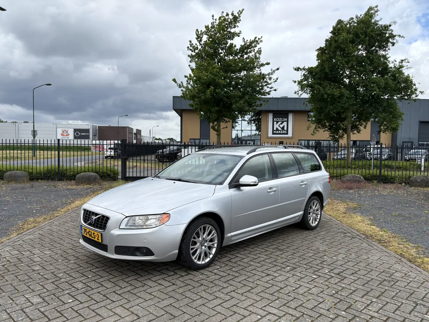 Volvo V70 2.4D Momentum - AUTOMAAT - AIRCO Gris - 1